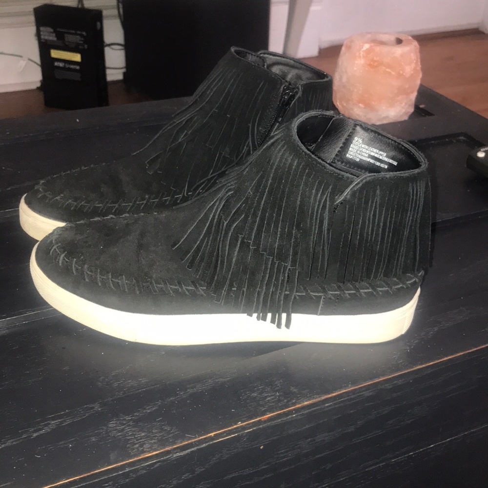 Black fringe sneakers